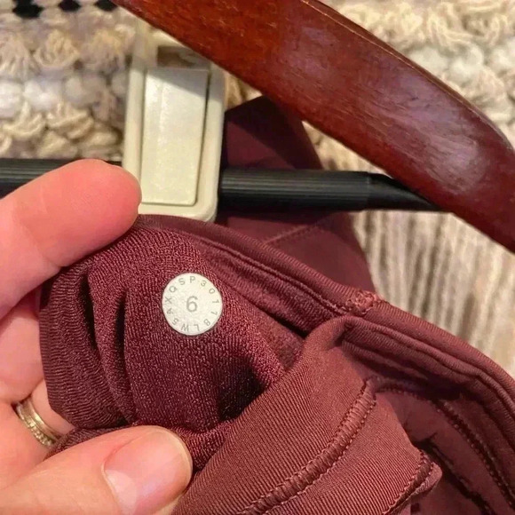 LULULEMON RARE RAIN ON TRAIN ON TIGHT LEGGINGS IN REDWOOD COLOR SIZE 6 - Picture 5 of 9